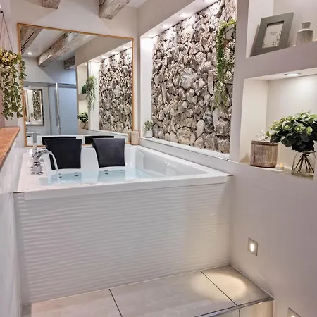 Apartment Suites Avec Jacuzzi Prive & Terrasse - Vieille Ville D'Annecy *